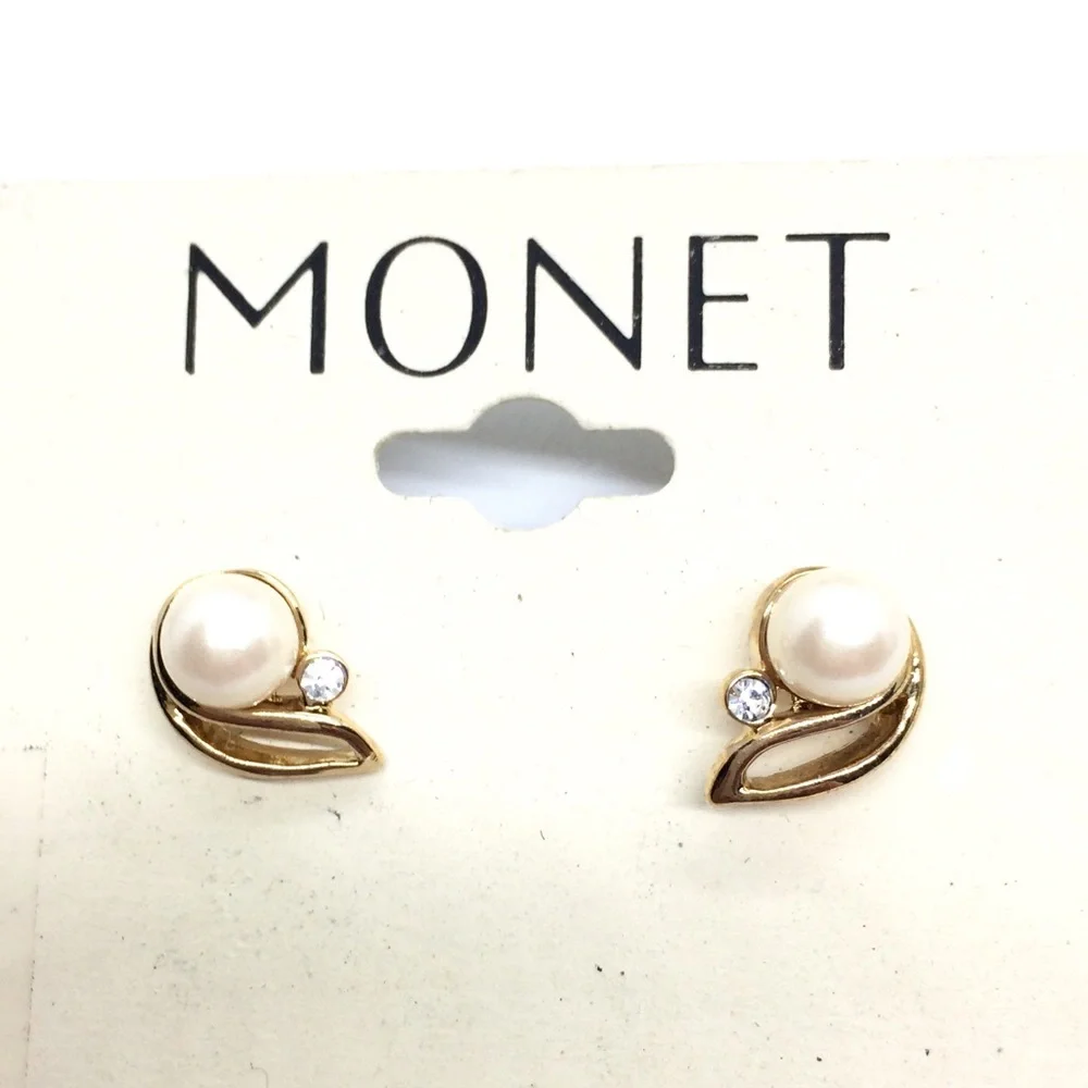 MONET PEARL RHINESTONE LEAF GOLD TONE STUD EARRINGS NWT